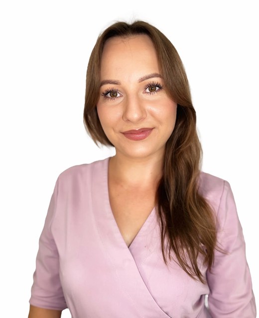 Angelika Budzik, kosmetyczka i stylistka brwi, recepcja Laser Clinic Radom