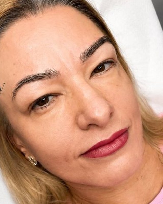 Naturalny efekt makijażu permanentnego ust u klientki Laser Clinic Radom