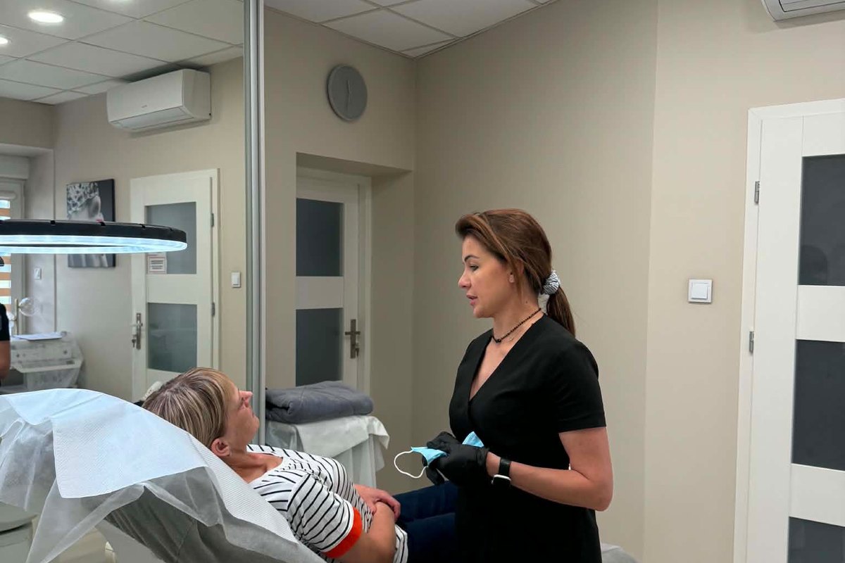 Gabinet zabiegowy Laser Clinic w Radomiu, rozmowa z klientką przed zabiegiem