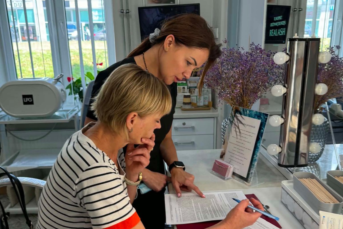 Recepcja Laser Clinic w Radomiu, omówienie planu zabiegów przy ladzie