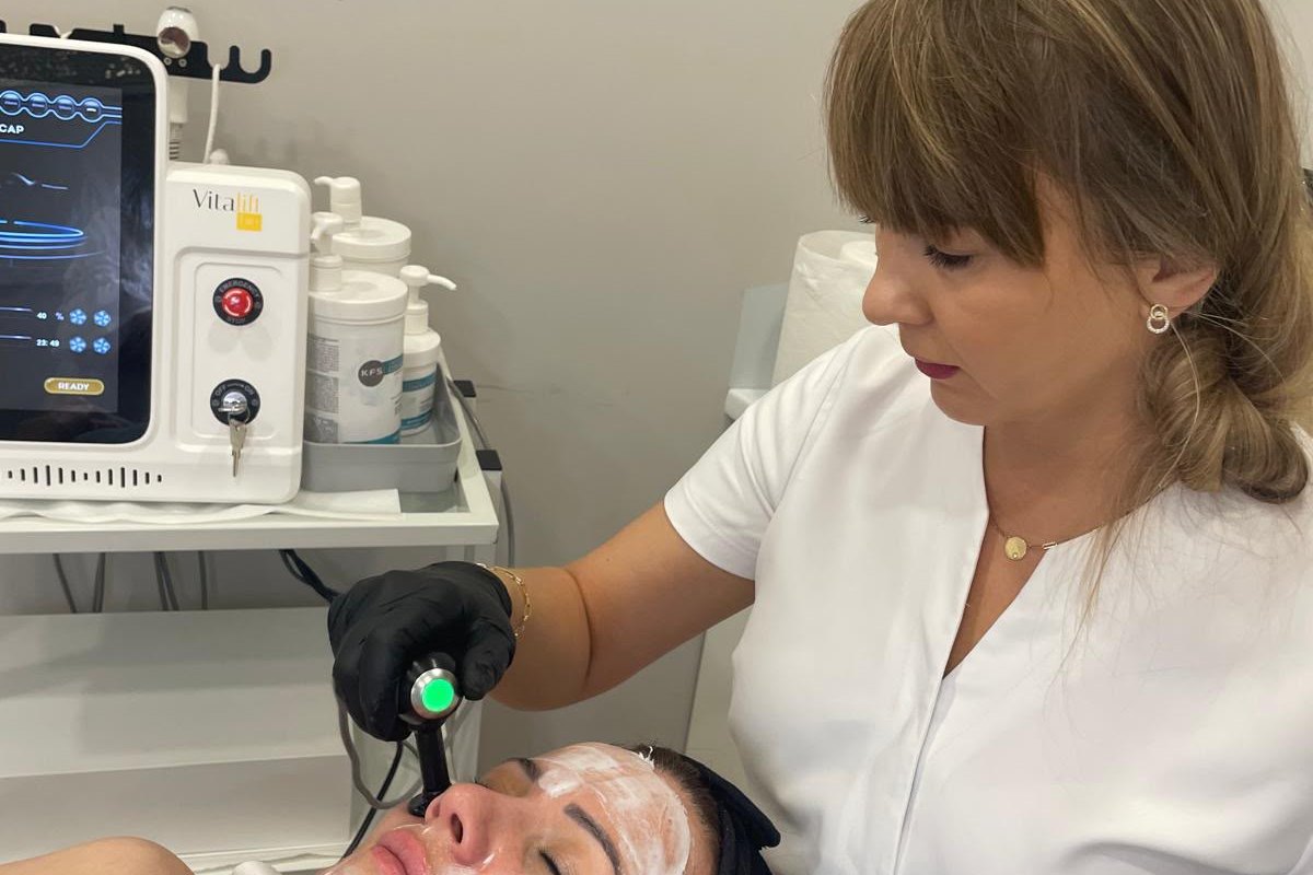Kosmetolożka Magdalena wykonuje zabieg Vitalift w Laser Clinic Radom